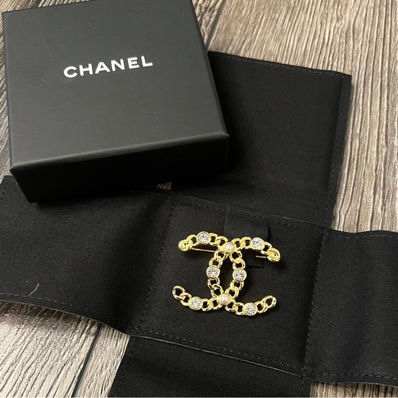 CHANEL Jewelry - AUTH CHANEL CC Crystal And Faux Pearl CC Brooch